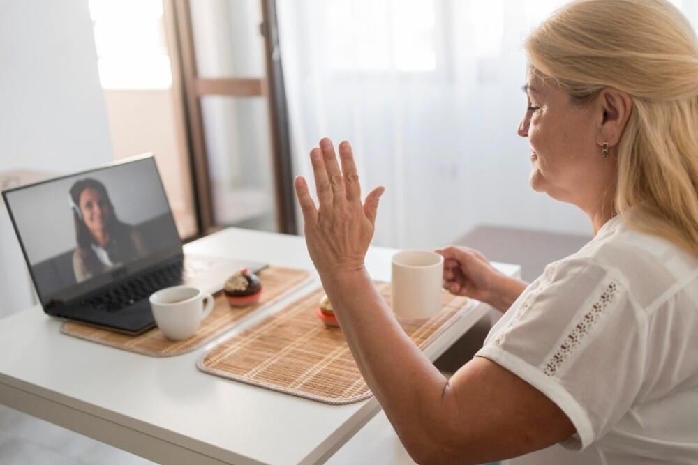 mujer mayor en terapia online con psicóloga