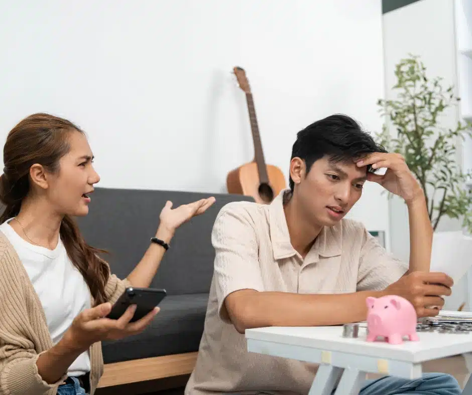 pareja discutiendo por no comunicarse bien